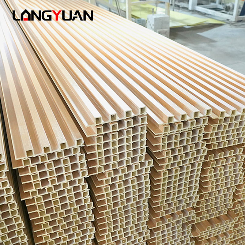 Dekorative Innenverkleidung aus Naturholz und Verbundkunststoff WPC/PVC mit geriffelten Wandpaneelen für den Innenbereich