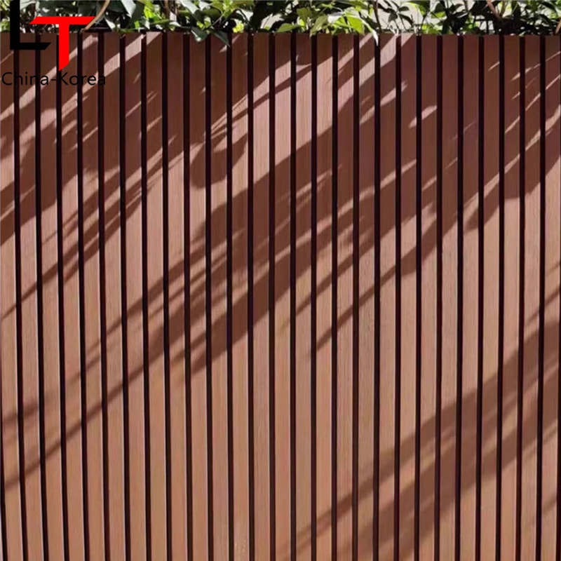 Holzstruktur und schwarzes Muster, Lamellenwandverkleidung für den Außenbereich, dekorative Fassadenverkleidung für das Haus, geriffelte WPC-Außenwandpaneele