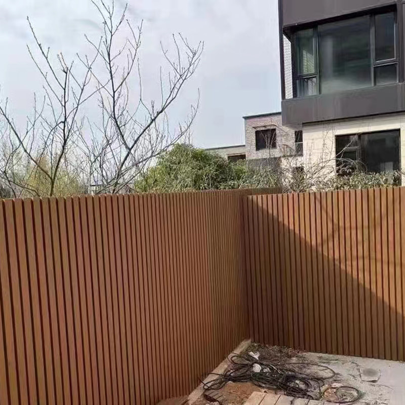 Koextrudierter dekorativer Zaunschutz, wetterfest, Sichtschutz aus WPC-Verbund, Gartenzaun, sonnenbeständig, verschleißfest, anti-Termiten, einfach zu installieren